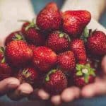 voici-comment-eliminer-les-pesticides-des-fraises-avec-des-ingredients-naturels